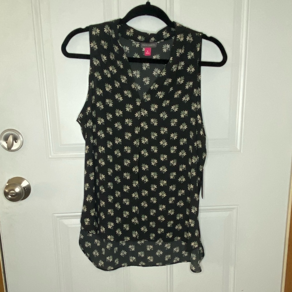 Vince Camuto sleeveless top, size petite large.